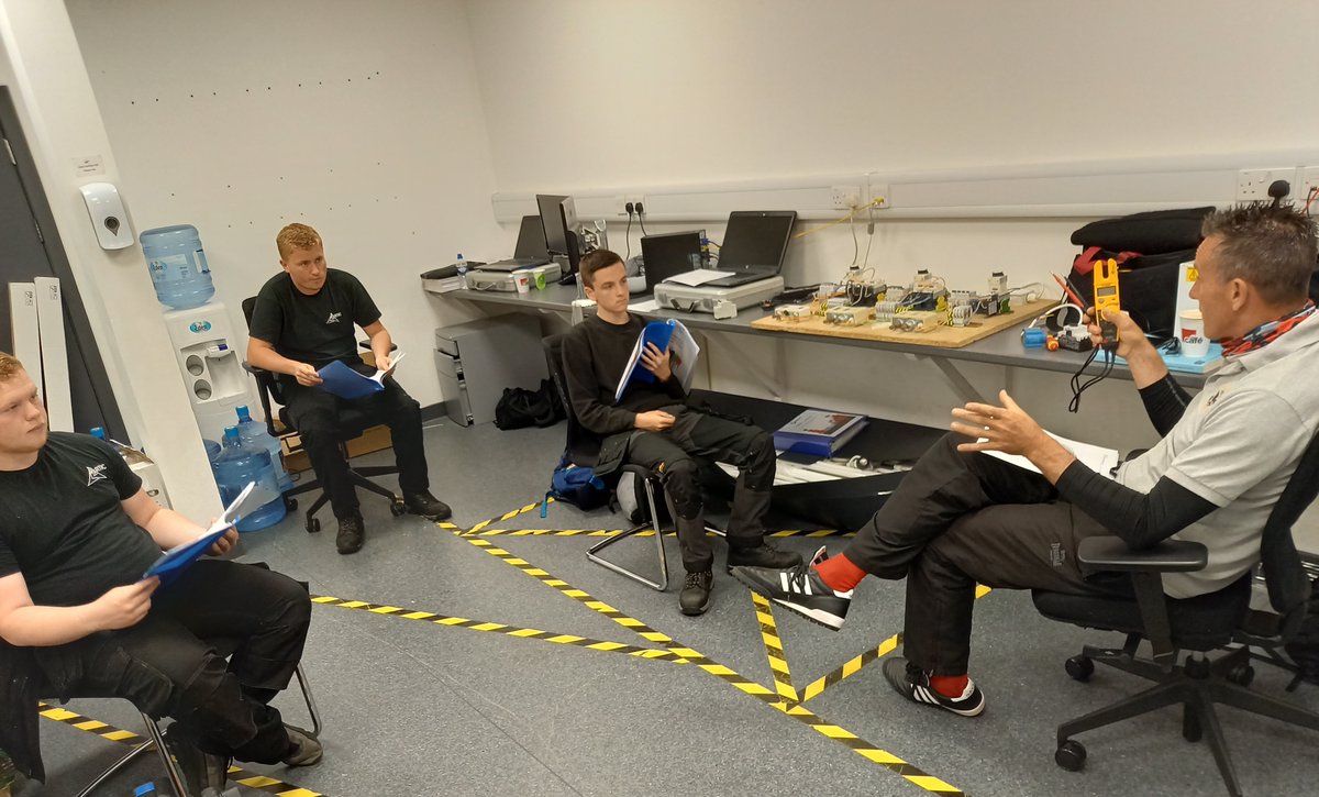 Electrical training at the Artic Head Office in Dartford today.

Our Artic apprentices have monthly classroom sessions with the tutor and onsite experience to support and reinforce their qualifications.

#articapprentices #articintraining #facilitiesmanagement