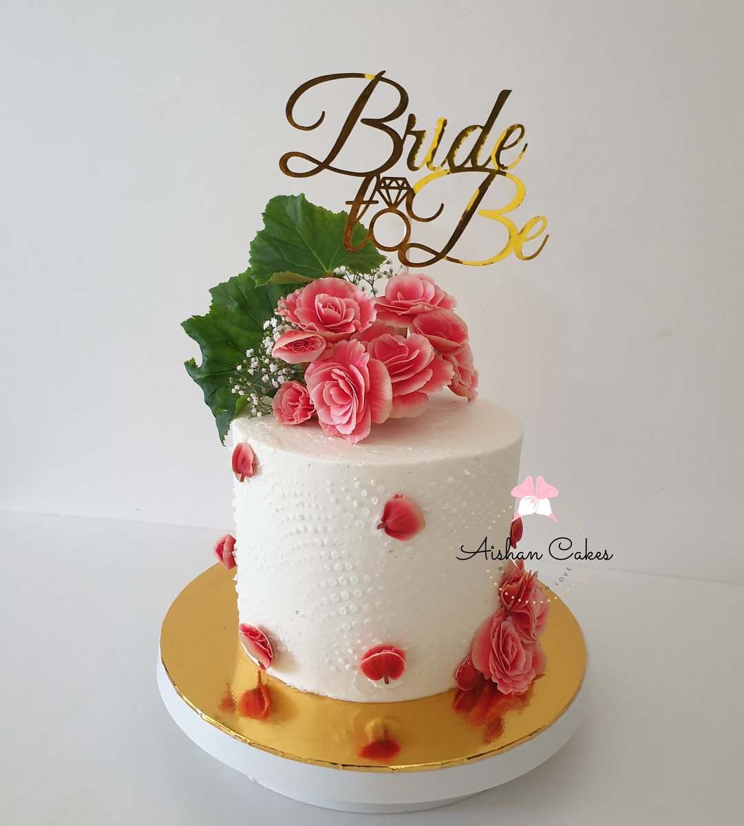 #bridetobe #floralcake #buttercream