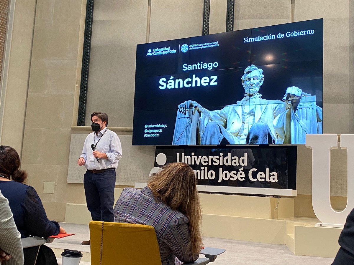 Recibieron feedback sobre sus propios ejercicios y repasaron las claves del protocolo en política con Santiago Sánchez <a href="/SantiSregadera/">Santi Schz Regadera</a>, profesor y experto en protocolo y Patricia Garrido, alumna de <a href="/UCJCProtocolo/">Protocolo UCJC</a> 🍸
