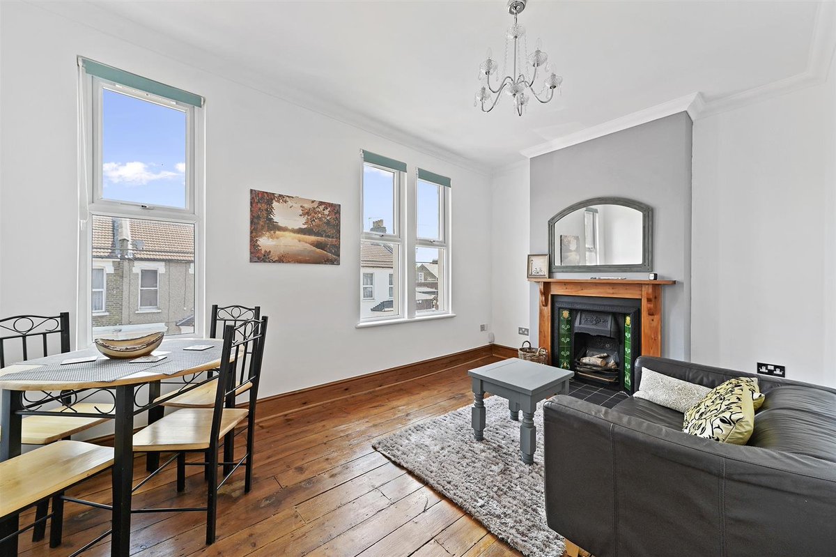 Estates_10's tweet photo. NEW PROPERTY - Melford Road, E11 - Two Bedroom Split-Level Upper Floor Maisonette - For Sale - Offers in Excess of £400,000

https://t.co/lgWRyflY20 https://t.co/ayGJ1tRdMo