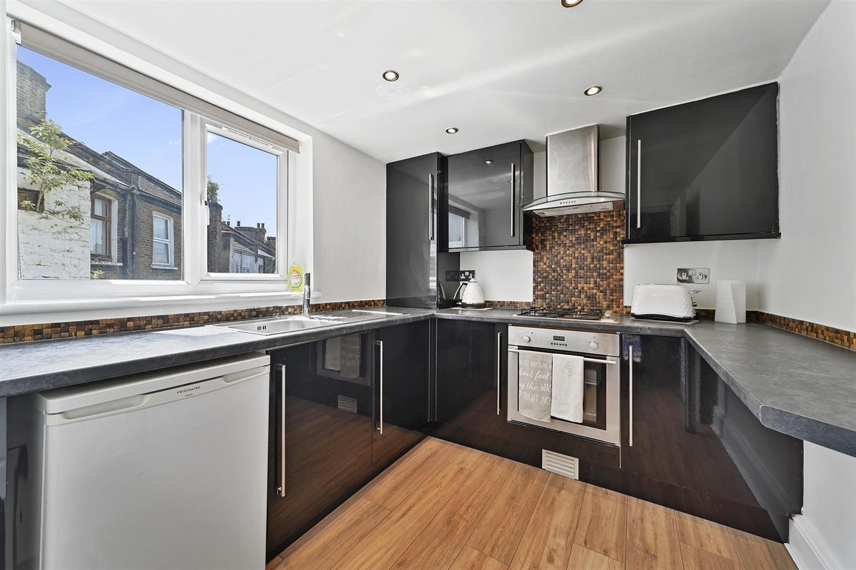Estates_10's tweet photo. NEW PROPERTY - Melford Road, E11 - Two Bedroom Split-Level Upper Floor Maisonette - For Sale - Offers in Excess of £400,000

https://t.co/lgWRyflY20 https://t.co/ayGJ1tRdMo