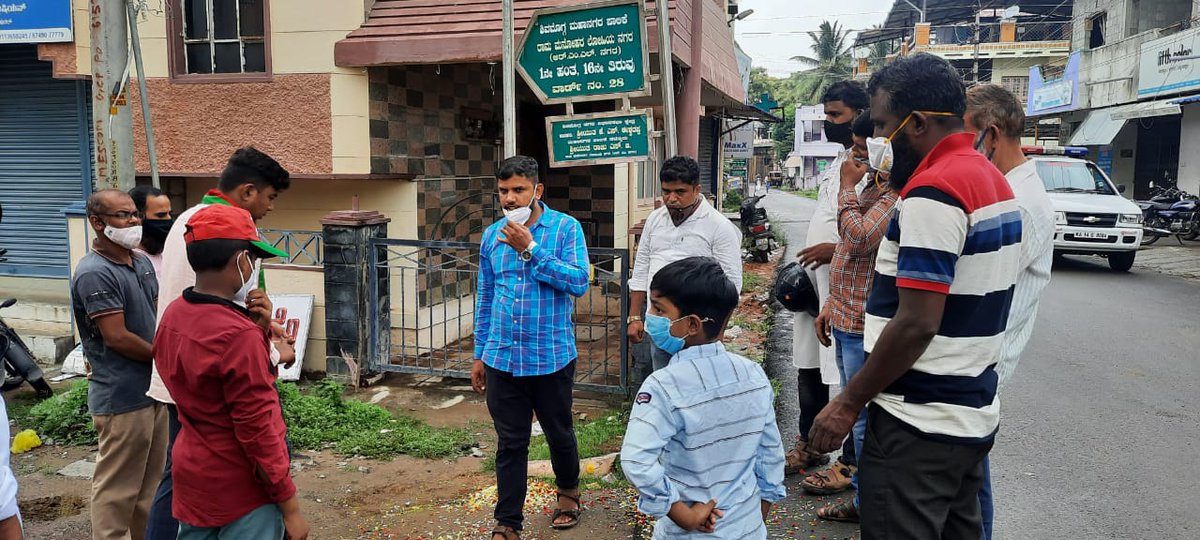 SDPIshimogga's tweet photo. ಶಿವಮೊಗ್ಗ ನಗರದ ವಾರ್ಡ್ ನಂ.28 ಆರ್.ಎಮ್.ಎಲ್.ನಗರದಲ್ಲಿ ಸೋಶಿಯಲ್ ಡೆಮಾಕ್ರಟಿಕ್ ಪಾರ್ಟಿ ಆಫ್ ಇಂಡಿಯಾ SDPI ಪಕ್ಷದ 12ನೇ ಸಂಸ್ಥಾಪನಾ ದಿನಾಚರಣೆಯ ಅಂಗವಾಗಿ ಧ್ವಜಾರೋಹಣ ಕಾರ್ಯಕ್ರಮ ನೆಡೆಸಲಾಯಿತು.
#SDPIShimoga
#SDPIFormationDay https://t.co/yooEltibI7