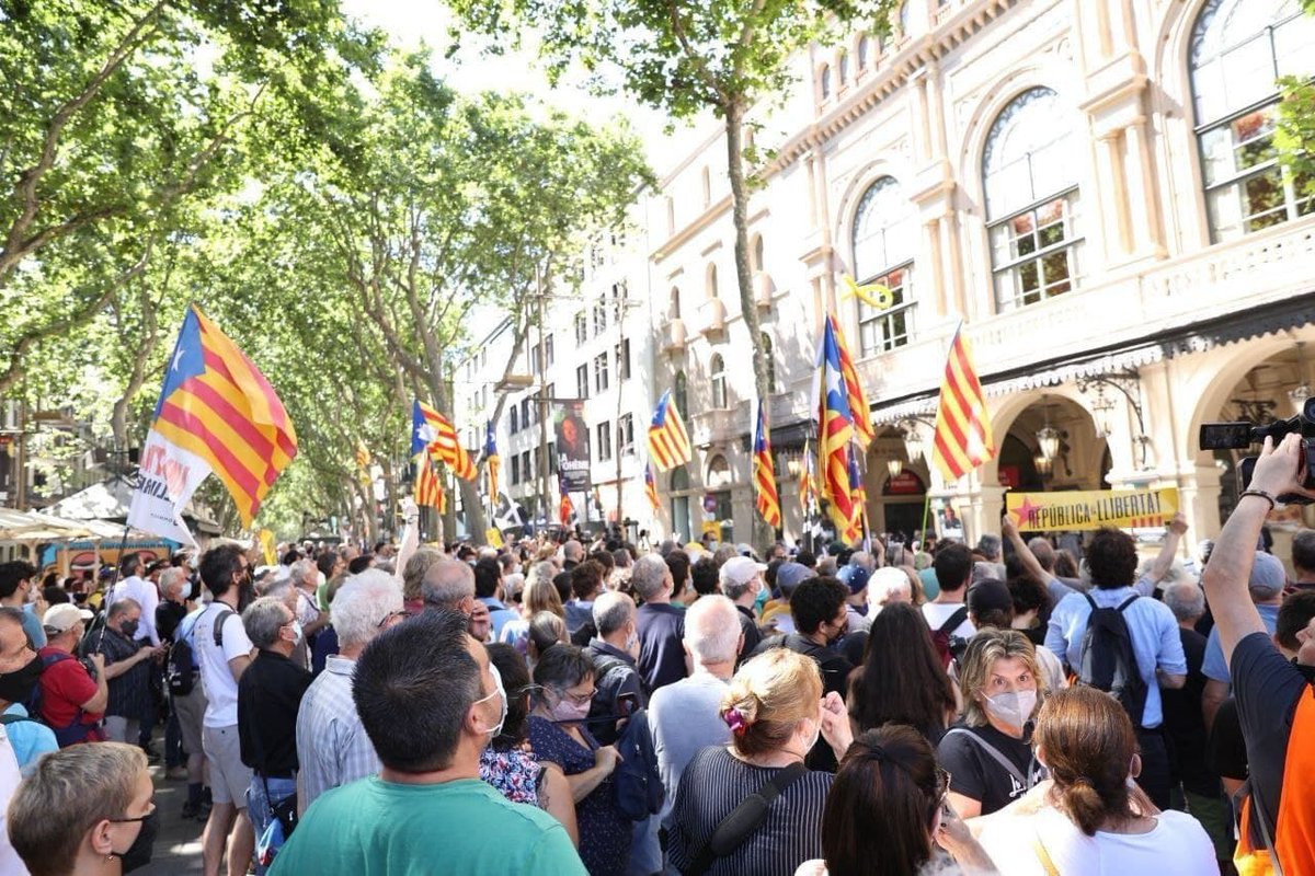 ⬛️⬜️ @Assemblea is present at the demonstration against the presence of #Spanish PM <a href="/sanchezcastejon/">Pedro Sánchez</a>'s marketing stunt to sell pardons for #Catalan leaders.

There are over 3.300 victims of #Spanish, 9 pardons don't mean anything.

No surrender!

#StandUpForCatalonia