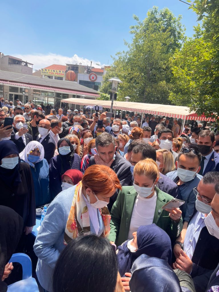 Aslnmhmt's tweet photo. Afyonkarahisar Meral Akşener’i resmen bağrına bastı. Bolvadinli hemşerilerimiz dertlerini anlatmak için Genel Başkanımızı dört gözle bekliyorlarmış.
Halkın umudu @meral_aksener 
Geliyor @iyiparti https://t.co/hhTiYg557Z