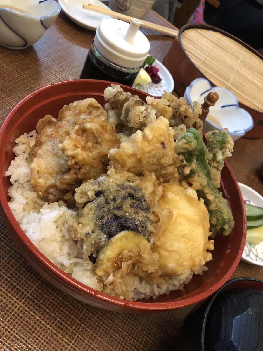 Sun_flower_Roki's tweet photo. 昨日後輩くんと熱海に行ってきました😄
熱海で天丼、そば、フルーツサンド買ってと食べまくりw
帰りは激混みで大変だったけど、まあそれもよしとしよう！ https://t.co/Wt0xB6AjFj