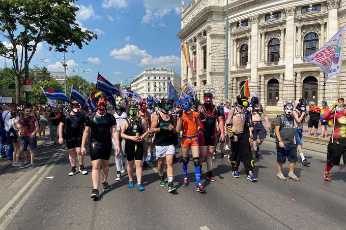 3 pic. ? A really hot Vienna pride with @PupKami & @pup_fetch | But it was awesome ? ?? https://t.co