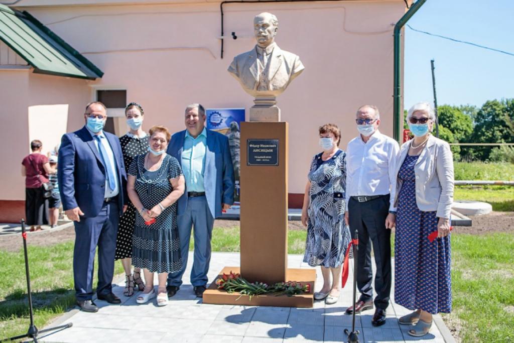 19 июня, накануне Дня медицинского работника в Чекалине Суворовского района состоялось торжественное открытие памятника земскому врачу Фёдору Ивановичу Лисицыну — наставнику и основателю Чекалинской (Лихвинской) больницы. 
#СоюзМаш #СоюзМашТула