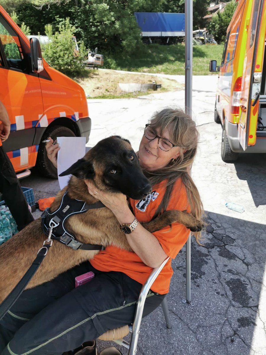 reddingshonden's tweet photo. Vandaag de 4e en laatste zoekdag in #Innsbruck #Oostenrijk voor de vermiste Rida uit Zeist. Helaas is hij nog niet gevonden. 
Ons verslag van de dag vind je op https://t.co/K5a1sq9yaV
#SamenStaanWeSterk #RHWW https://t.co/0n9x2ZXvBb