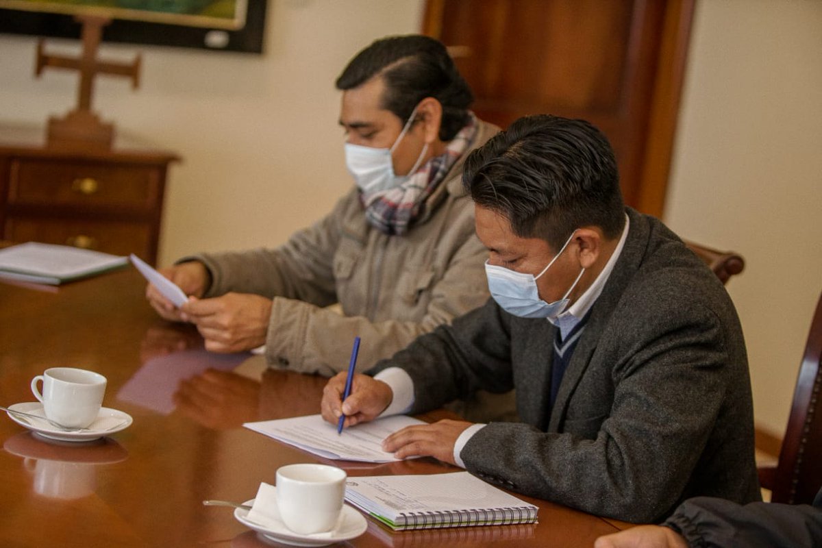 LuisFerCamachoV's tweet photo. Hoy firmamos un importante acuerdo con Ramiro Valle y los representantes del pueblo guaraní. Mediante el cual impulsaremos su desarrollo con acciones, programas y proyectos del Gobierno Autónomo Departamental de Santa Cruz, https://t.co/iRPHp1dsp1