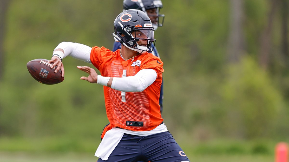 nbcchicago's tweet photo. Bears' Justin Fields Hits Crossbar With Deep Ball in Viral Video https://t.co/P1WcV1QHs2 https://t.co/nd8qYhOojZ