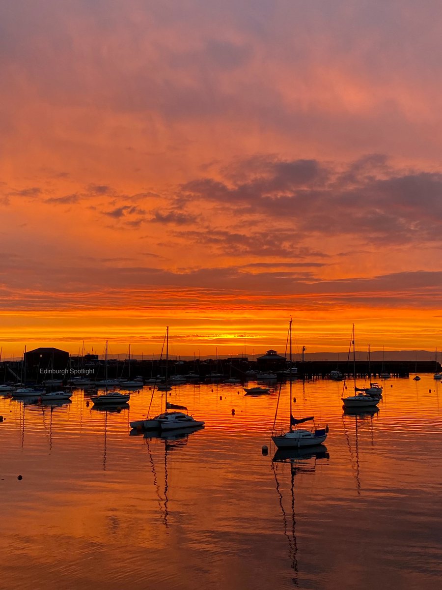 Edinburgh skies this evening 😍