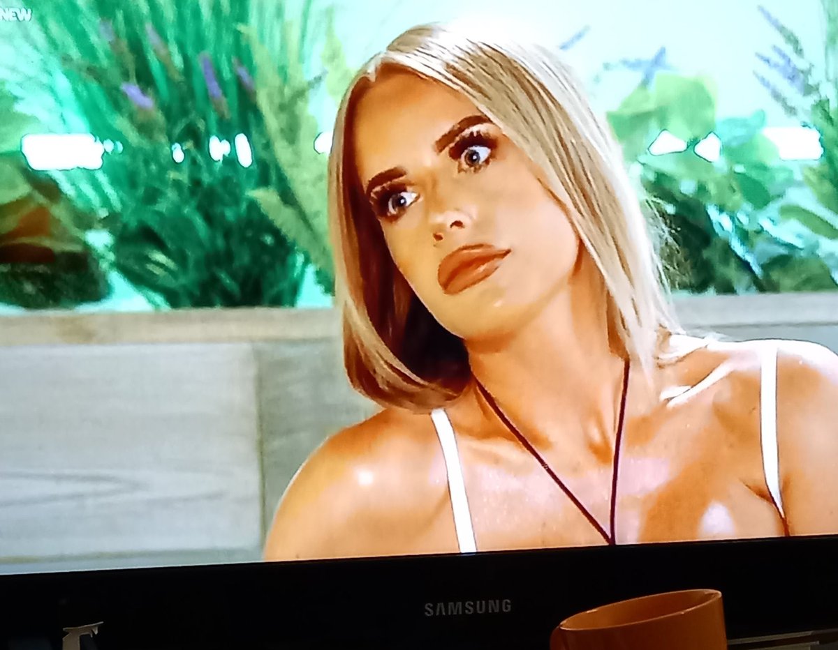 dontcomefor's tweet photo. Me trying to be entertained by these islanders and their boring conversations #LoveIsland https://t.co/EwHbXMQoJJ