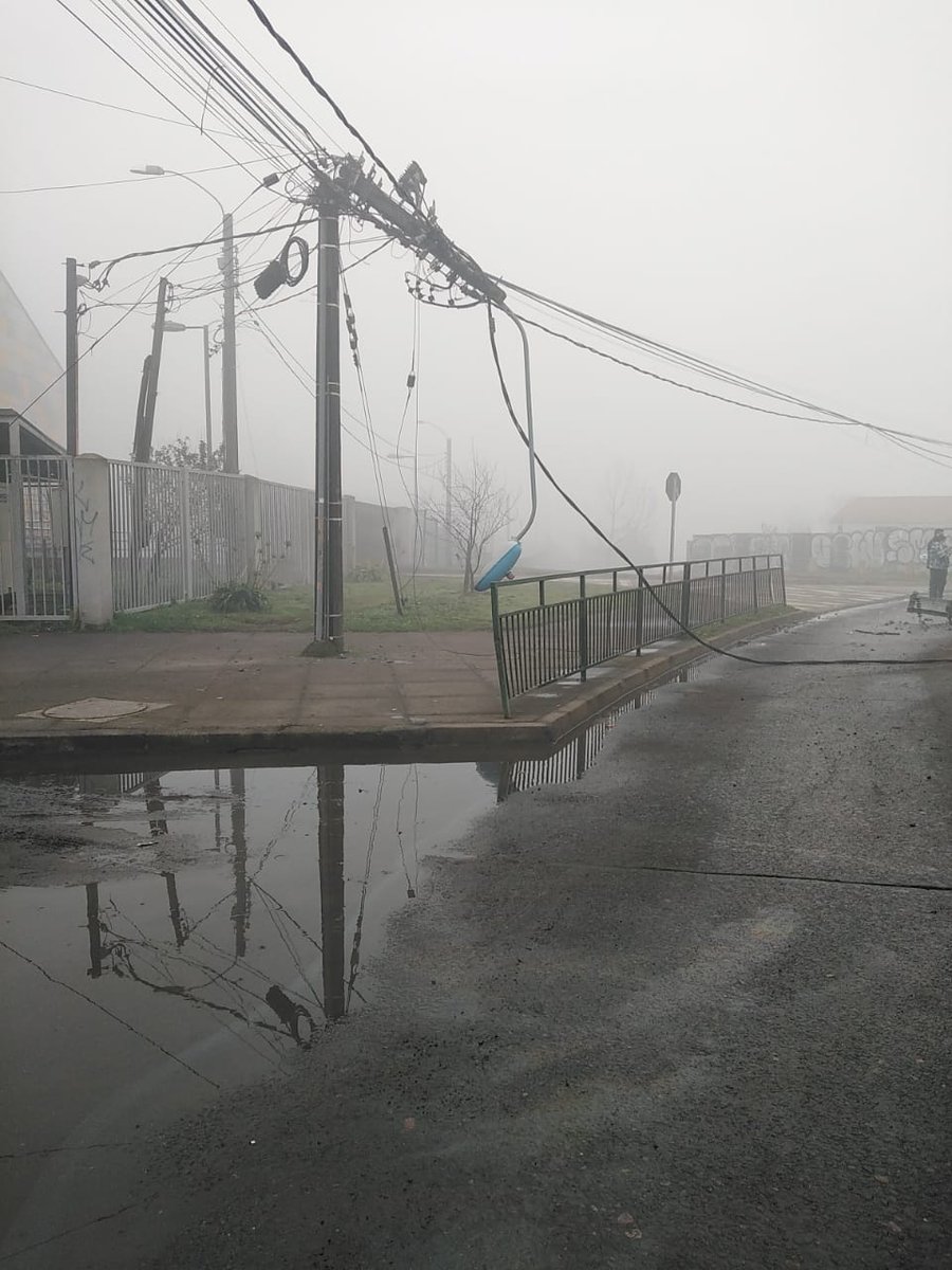saesa's tweet photo. Respecto a #CorteDeEnergia en #Osorno que involucra calles Acapulco, Veracruz, Jalisco, Canadá y alrededores, informamos que se debe a caída de 3 estructuras por #ChoqueAPoste. Nuestro personal se encuentra en terreno evaluando los daños para reparar. Ampliaremos. https://t.co/IxhPjLJPVA
