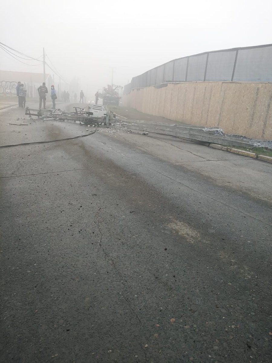 saesa's tweet photo. Respecto a #CorteDeEnergia en #Osorno que involucra calles Acapulco, Veracruz, Jalisco, Canadá y alrededores, informamos que se debe a caída de 3 estructuras por #ChoqueAPoste. Nuestro personal se encuentra en terreno evaluando los daños para reparar. Ampliaremos. https://t.co/IxhPjLJPVA
