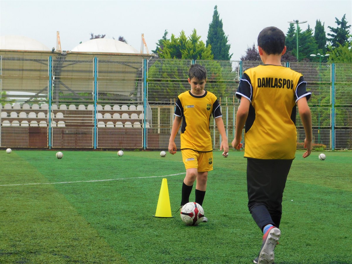 BURASI DAMLASPOR !

Pandemi şartlarına göre dizayn edilen yeni antrenman metotlarımız ile yola devam ediyoruz.

Profesyonel eğitmen kadromuz, geleceğimiz olan öğrencilerimizin gelişimlerini yakından takip ediyorlar. 

Sizler de bu büyük ailenin bir parçası olabilirsiniz.