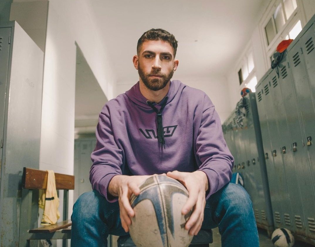 #Ahora 🗣 <a href="/vitorosti/">Vito Rosti</a>, jugador de #rugby 🏉 al #aire en <a href="/NiMasNiMenosOK/">Ni Mas Ni Menos</a> Escuchanos por La Red #Rosario 98.3 📻 #DiaDelOrgullo 🏳️‍🌈