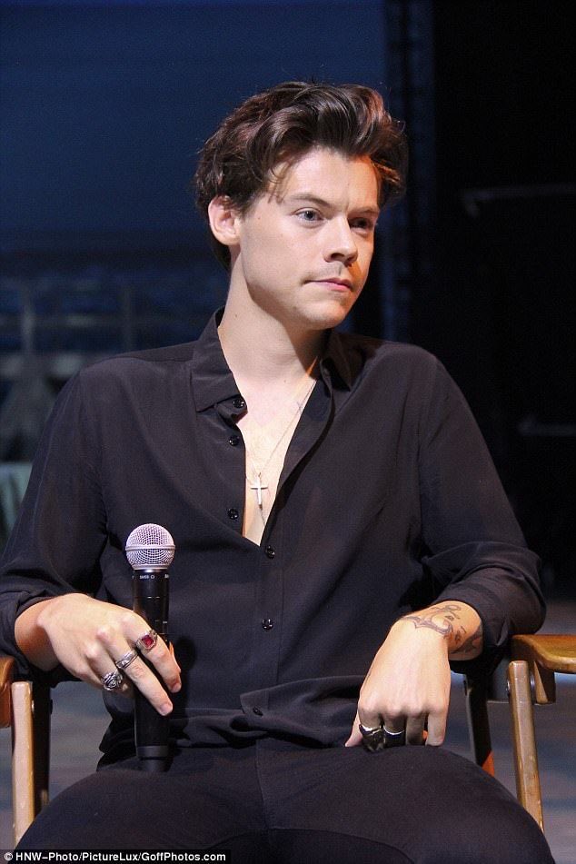 STYLESARCHlVE's tweet image. harry on this day &amp;gt;&amp;gt;&amp;gt;&amp;gt;&amp;gt;&amp;gt;