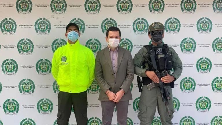 Jahfrann's tweet photo. Nadie quiere hablar de la captura de Guillermo León Acevedo, alias 'Memo Fantasma'. Ni porque fueran familia ome.. https://t.co/zb3i6he8Ii