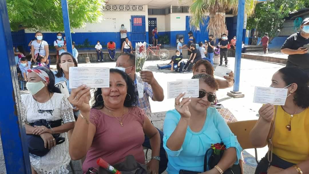 LaSandino's tweet photo. #AlDía En saludo al Día de los Maestros nicaragüenses, Docentes del departamento de #Granada reciben Bono Especial en reconocimiento a su vocación y labor educativa, garantizado por el buen Gobierno Sandinista 

#LaPazEsElCaminoDaniel2021 https://t.co/FWVcN5wUrn