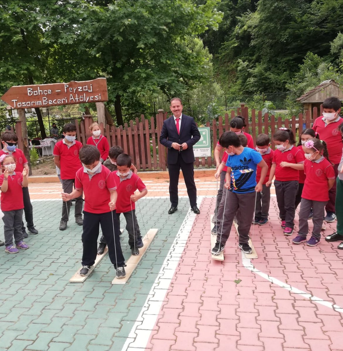 ZonguldakMEM's tweet photo. İl Müdürümüz Sn.@ali_tosun77 telafi eğitimi programı kapsamında Alaplı/Gümeli İlkokulunun 'Tarla Sera Tasarım Beceri Atölyesi'nde üretilen sebzelerle hazırlanan okul kahvaltısına katıldı; bahçede oynanan Koca Ayak Oyunu'nu izledi.
⤵️
https://t.co/kyOoona5tq

@tcmeb
@cevatcevik67 https://t.co/lrf45H2QCF