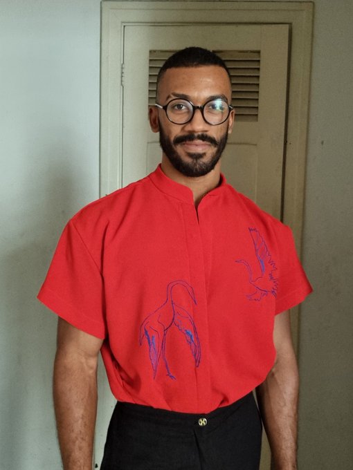 Eu aprendi a fazer bordado de Luneville gente, a&iacute; eu bordei uma camisa https://t.co/4iLlYsARi3