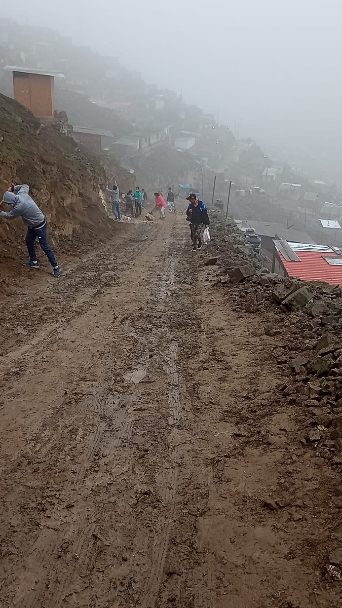 manos_olla's tweet image. #DenunciaPública
🛑Las #OllasComunes no pueden cocinar por no tener agua.
Hace 4 días vecinos de SJM no cuentan con este servicio básico porque los aguateros no llegan a AA. HH. por mal estado de carreteras. ¿Dónde están las autoridades? @MuniLima @muni_sjm @frente_lima @MirtyVas