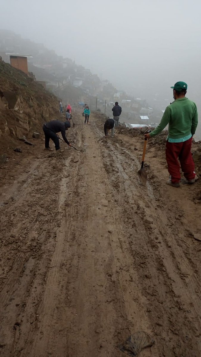manos_olla's tweet image. #DenunciaPública
🛑Las #OllasComunes no pueden cocinar por no tener agua.
Hace 4 días vecinos de SJM no cuentan con este servicio básico porque los aguateros no llegan a AA. HH. por mal estado de carreteras. ¿Dónde están las autoridades? @MuniLima @muni_sjm @frente_lima @MirtyVas