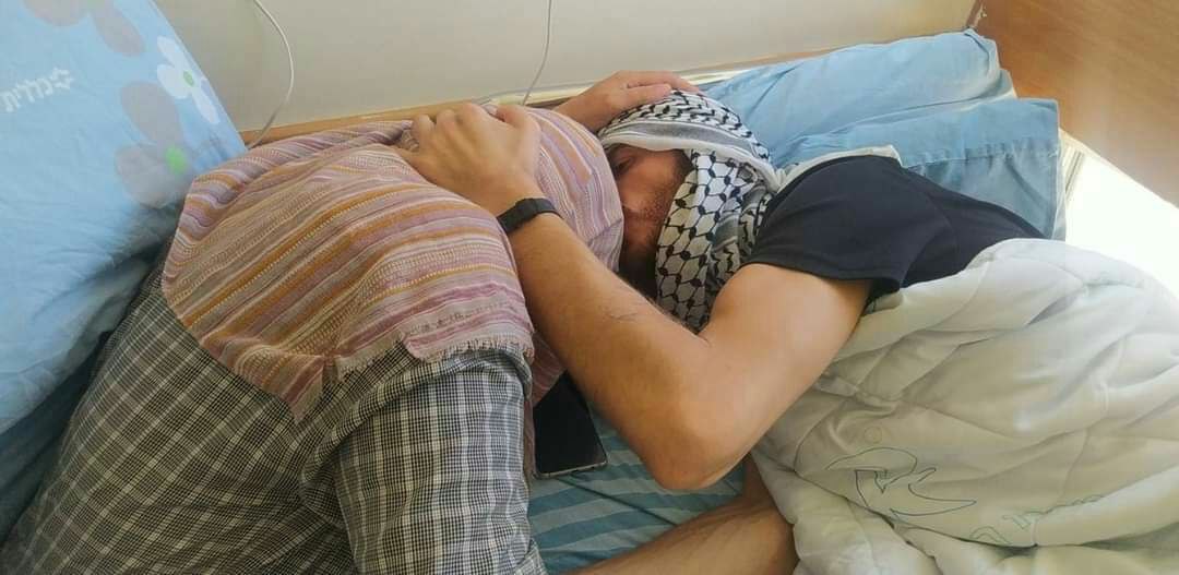 samarmoh1177's tweet photo. The mother of the striking prisoner Abu Atwan is able to visit him at Kaplan Hospital.

#FreePalestine
#الحرية_للغضنفر https://t.co/L9CqouS9a5