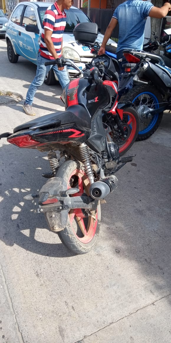 La @FISCALIA_GobOax, a través de la @AEI_Oaxaca, aseguró y puso a disposición del MP una motocicleta marca Italika, que cuenta con reporte de robo vigente y que fue abandonada en inmediaciones de #SanJuanBautistaTuxtepec, región de la #Cuenca. @PeimbertArturo @JosAlfredolvar3