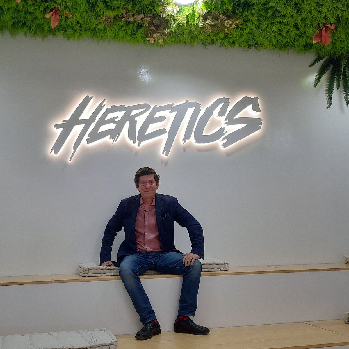 Si no puedes con el enemigo, únete a él. Y aquí estoy en Heretic Hub en X-Madrid. La realidad no va a cambiar, por nos gustase que fuese de otra manera y los Esports han venido para quedarse y revolucionar el ocio en los próximos años. #esports #videogames #gamers #xbox #pcgaming