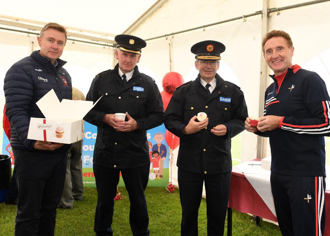 We welcomed Garda Commissioner Drew Harris to Pentony Park recently. The visit highlighted the working partnership between An Garda Síochána, St. Nicholas GFC and the local community
Kids from our juvenile teams turned up to greet Commissioner Harris with a very warm welcome.