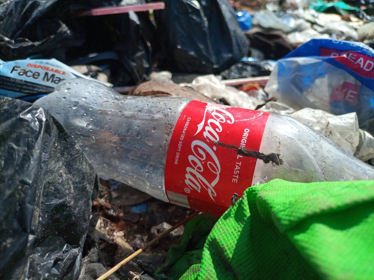 EndPlasticsNow's tweet photo. 43 of @CocaCola's 52 total projects are false solutions rather than efforts to #BreakFreeFromPlastic and end the plastic pollution crisis.
Learn more: https://t.co/gzG1wFe9wy https://t.co/v5NkVzzJDZ