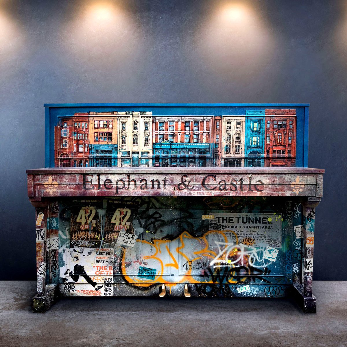 Personnalisation d’un piano droit pour un particulier. En collaboration avec ma sœur <a href="/MarionPianos/">Marion Lainé Pianos</a> pour la restauration complète du piano.

#art #piano #custom #customart #customisation #music #streetart #painting #urbanart #design #graffitiart #aerosol #spraypaint #posca