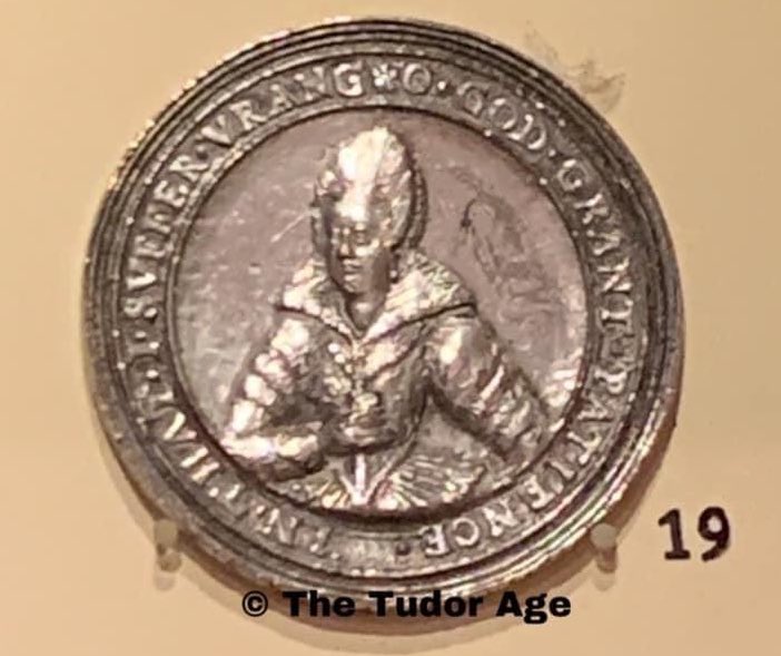 TudorAge1973's tweet photo. Silver medal of Arbella Stuart.
The medal was issued during her years in prison.
The inscription reads:
Quho can compare with me in greif I die and dar not seik releif.

#ArbellaStuart #KingJamesVIofScotland #KingJamesIofEngland #Stuarts #History https://t.co/5xmXtKpOpi