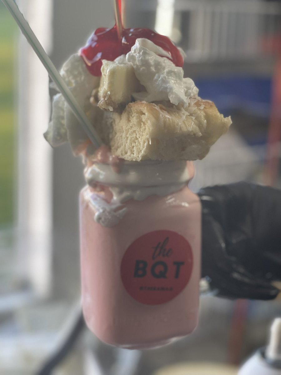 TheBamaQ's tweet photo. Have you tried our Strawberry Cheesecake shake? It’s got a whole piece of cheesecake on it too!!! #thebamaq #strawberrycheesecake #milkshakes #foodtruck https://t.co/ZBT8Z67CxP