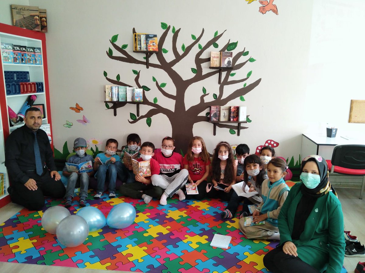 "Musa Uğur İlkokulu KOP ile Okuyor"  Kütüphane açılışımıza ve eTwinning projelerimiz sergimize teşrifleriyle onurlandıran Kadınhanı İlçe Kaymakamı Osman Güven Bey'e, Belediye Başkanı Mehmet Badem Bey'e, İlçe Milli Eğitim Müdürümüz Mehmet Yavuz Bey'e paydaşlarıma teşekkür ederim.