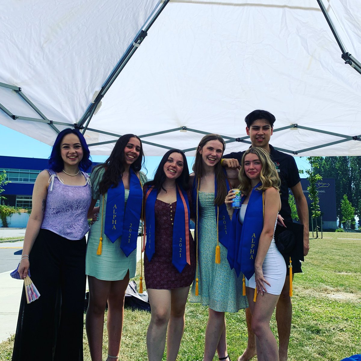 CristinaMcA41's tweet photo. Grads!!!  I’m at Parking Lot B!  So proud that the kids also chose to wear orange ribbons for all of the babies who didn’t get to graduate.  Sending so much love to all the grads.  #youdidit #inapandemic #inaheatwave @alphaSD41 https://t.co/Ym5KwjYnCN