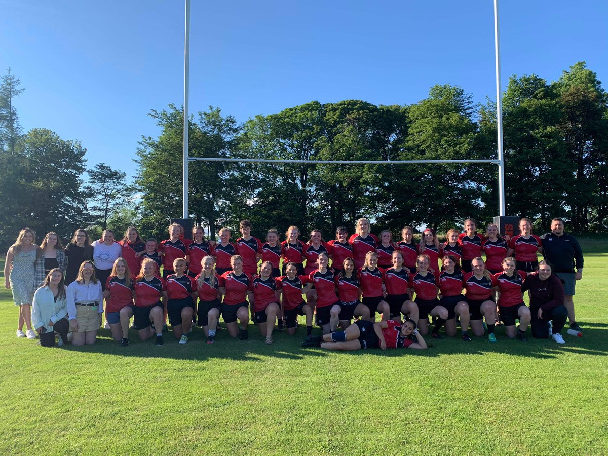 We finished the season with a leavers vs returners match where the leavers took the victory 🏉🌹 everyone played amazingly and we are sad to say goodbye to many brilliant players and lovely women, we hope to see you in the future as part of our alumni! ❤️