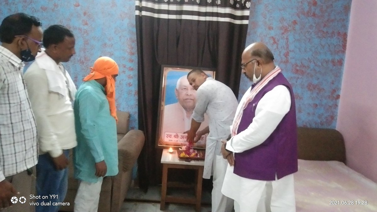 virendrabjp's tweet photo. उन्नाव जिले में भाजपा युवा मोर्च के उपाध्यक्ष श्री रवि सिंह जी के श्रद्धेय पिता स्व०अंनत सिंह जी का कोरोनाकाल में अकस्मात निधनोपरान्त आज उनके आवास बख्तूखेड़ा,अजगैन में जाकर चित्र पर दीपांजलि,पुष्पांजलि कर विनम्र श्रद्धांजलि अर्पित की। https://t.co/hptNFvW0wc