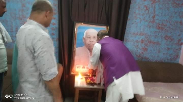 virendrabjp's tweet photo. उन्नाव जिले में भाजपा युवा मोर्च के उपाध्यक्ष श्री रवि सिंह जी के श्रद्धेय पिता स्व०अंनत सिंह जी का कोरोनाकाल में अकस्मात निधनोपरान्त आज उनके आवास बख्तूखेड़ा,अजगैन में जाकर चित्र पर दीपांजलि,पुष्पांजलि कर विनम्र श्रद्धांजलि अर्पित की। https://t.co/hptNFvW0wc