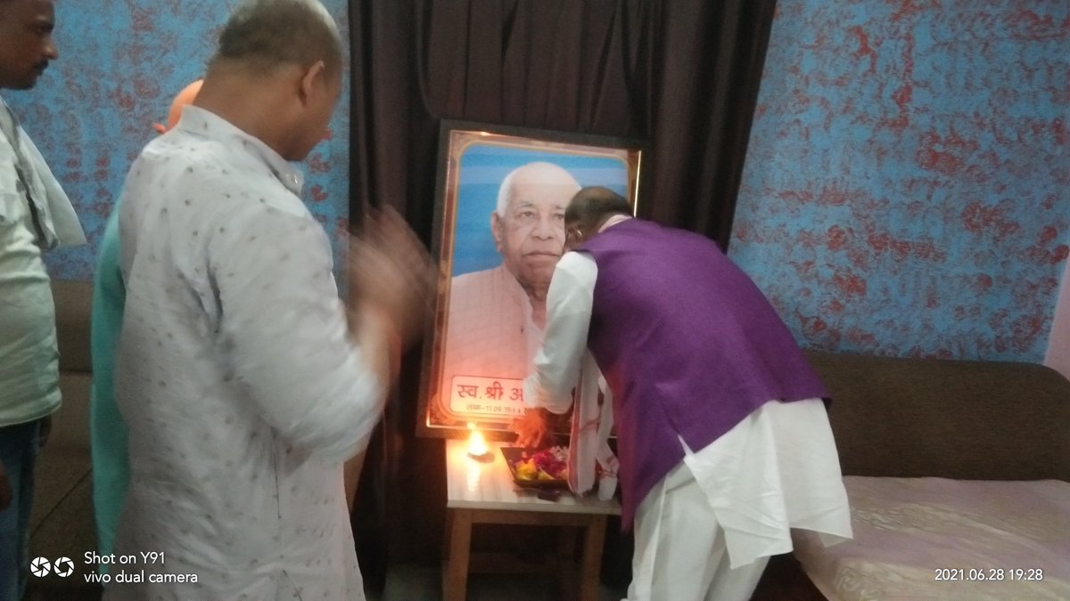 virendrabjp's tweet photo. उन्नाव जिले में भाजपा युवा मोर्च के उपाध्यक्ष श्री रवि सिंह जी के श्रद्धेय पिता स्व०अंनत सिंह जी का कोरोनाकाल में अकस्मात निधनोपरान्त आज उनके आवास बख्तूखेड़ा,अजगैन में जाकर चित्र पर दीपांजलि,पुष्पांजलि कर विनम्र श्रद्धांजलि अर्पित की। https://t.co/hptNFvW0wc