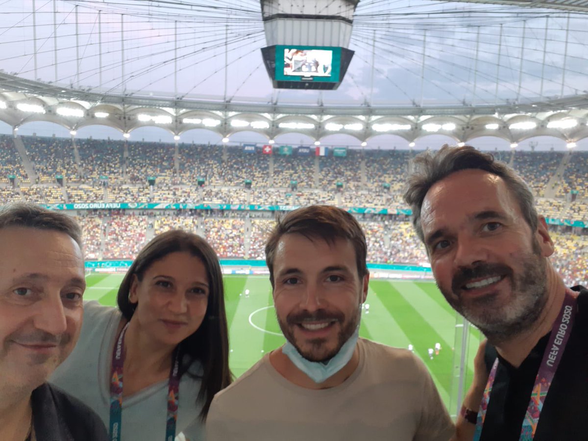 La Team <a href="/radiofrance/">Radio France</a>, elle est là, moins fraîche qu’il y a 15 jours mais toujours au taquet 😃 #FRASUI c’est sur <a href="/franceinfo/">franceinfo</a>, <a href="/franceinter/">France Inter</a> et <a href="/francebleu/">Guédon Laurent</a> avec <a href="/NadiaBen85/">Nadia Benmokhtar</a>, <a href="/AlexandreVau/">Alexandre Vau</a>, <a href="/JP_BLIMO/">Jean-Pierre Blimo</a>, <a href="/piapiaclemens/">Pia Clemens</a>, <a href="/miguelderennes/">Miguel Derennes 🎙️</a> #fra #Bucarest @EURO2020 @EURO2020FR <a href="/FFF/">FFF</a>