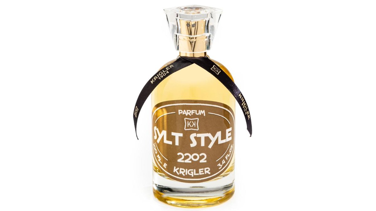 GQ_Germany's tweet photo. #Krigler #SyltStyle 2202: Nicht nur für Sylt-Fans ist dieser Unisex-Duft ein Must ✨➡️ ➡️ https://t.co/FehYh2tQZH https://t.co/oOcuX4lVrT