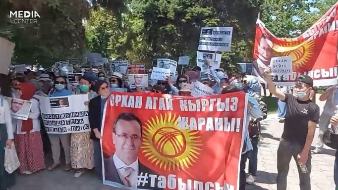 Reyhaninandi's tweet photo. 26 yıldır Kırgızistan'da yaşıyoruz. 4 çocuğum var. Yavrularım burada doğdular, büyüdüler. Bu kadar yılda tek kötü bir olay yaşamadık. Umut ediyorum iyi bir sonla yeniden güleceğiz. Kırgız Halkıma güveniyorum.

AYMGergerlioğluna Özgürlük
#KyrgyzstanFindOrhanInandi https://t.co/EAxFTnjKXz