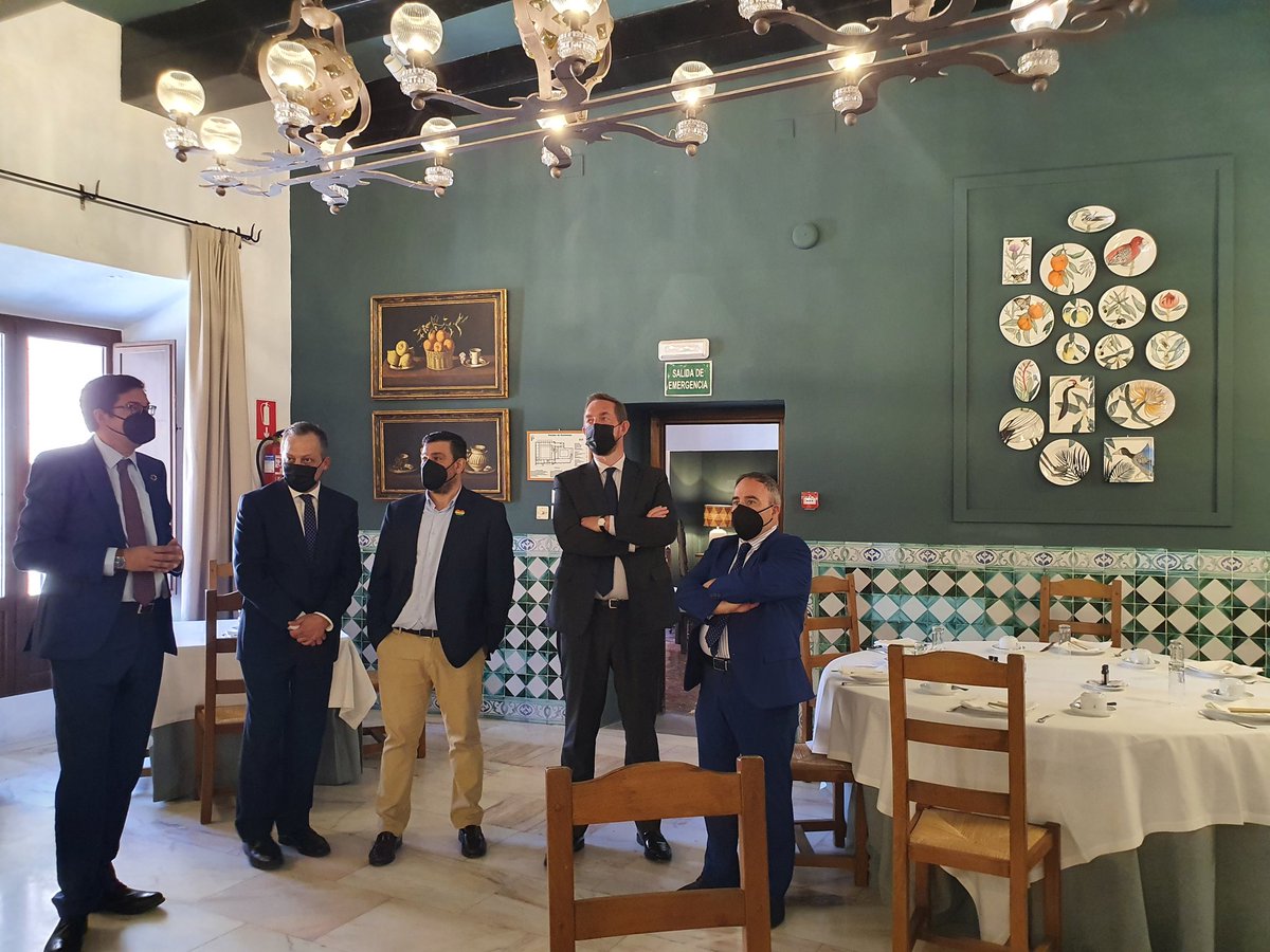 TurismoEspGob's tweet photo. El Parador de Guadalupe (Cáceres) reabre tras una reforma de casi dos millones de euros.

Enclavado en el corazón de un Geoparque, frente al Monasterio de Guadalupe, Patrimonio de la Humanidad, hoy ha recibido la visita del secretario de Estado de Turismo, Fernando Valdés. https://t.co/HfLJn6VNlG
