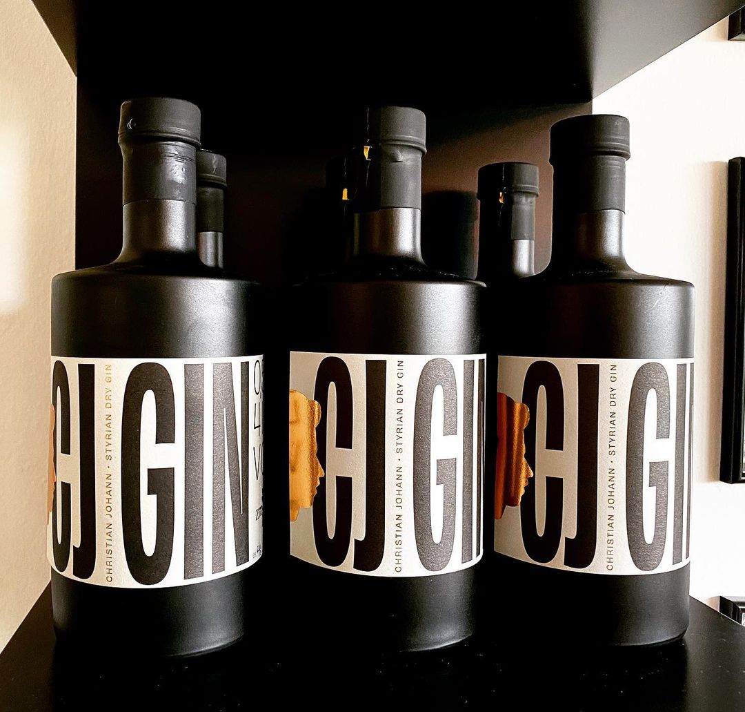 chaddsford124's tweet image. Graphic type and gold foil for Weingut Christian Zweytick’s #ColorplanLabels. Designed by Jonas Grießler and produced by @infinitivefactory.