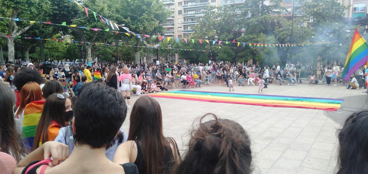 ¡¡Luchemos por nuestro orgullo!!
Ama a quien quieras, quiere a quien te dé la gana, y frente al odio y la intolerancia, nos tendrán siempre enfrente. Ni un paso atrás. ✊🏽🏳️‍🌈 #Pride2021 #OrgulloLGTBI