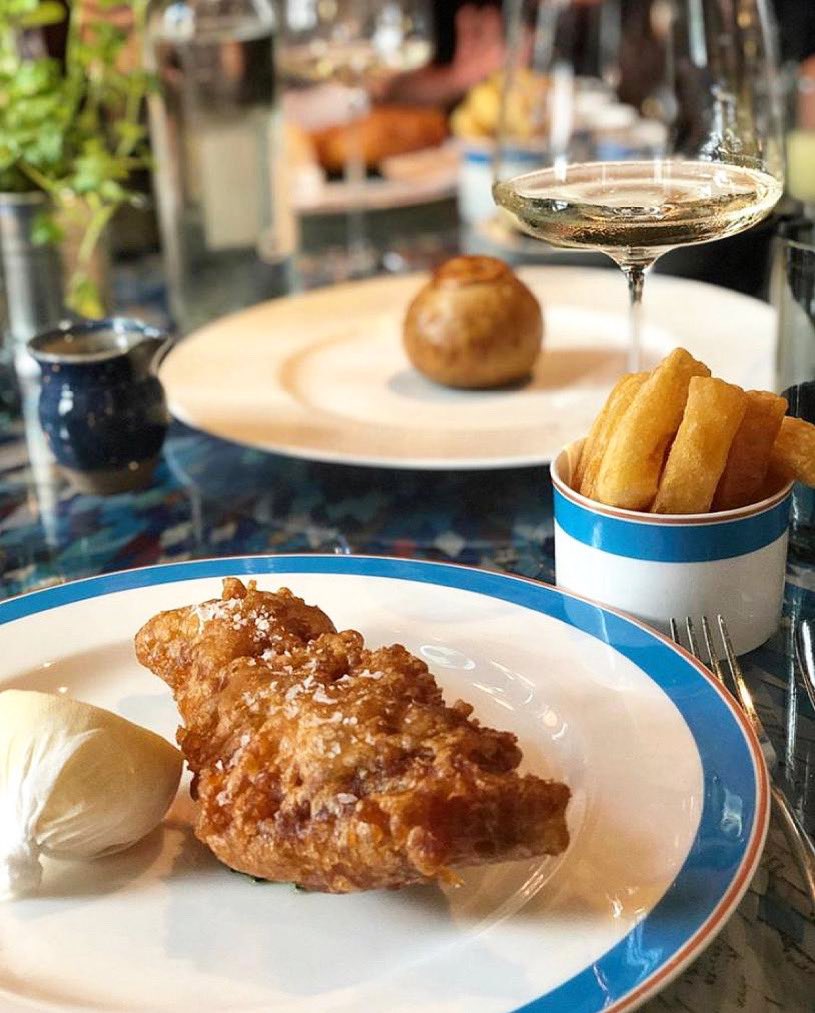 Monday mood 🍽 😍 #fishandchips #mondayfeeling #whyisitraining #corinthiamoments #london