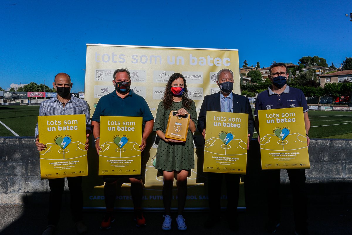 FCF_CAT's tweet photo. 🆕 L'@EFTarrega rep el quart desfibril·lador de la campanya #TOTSSOMUNBATEC

❤️💙 El club de la capital de la comarca de l'Urgell s'incorpora del programa de cardioprotecció de l'@FCF_CAT ⚽️

🔗 Més info a https://t.co/wUZvIS7h0W

#futbolcat #futfem #futsal https://t.co/1S1OKzSYvR