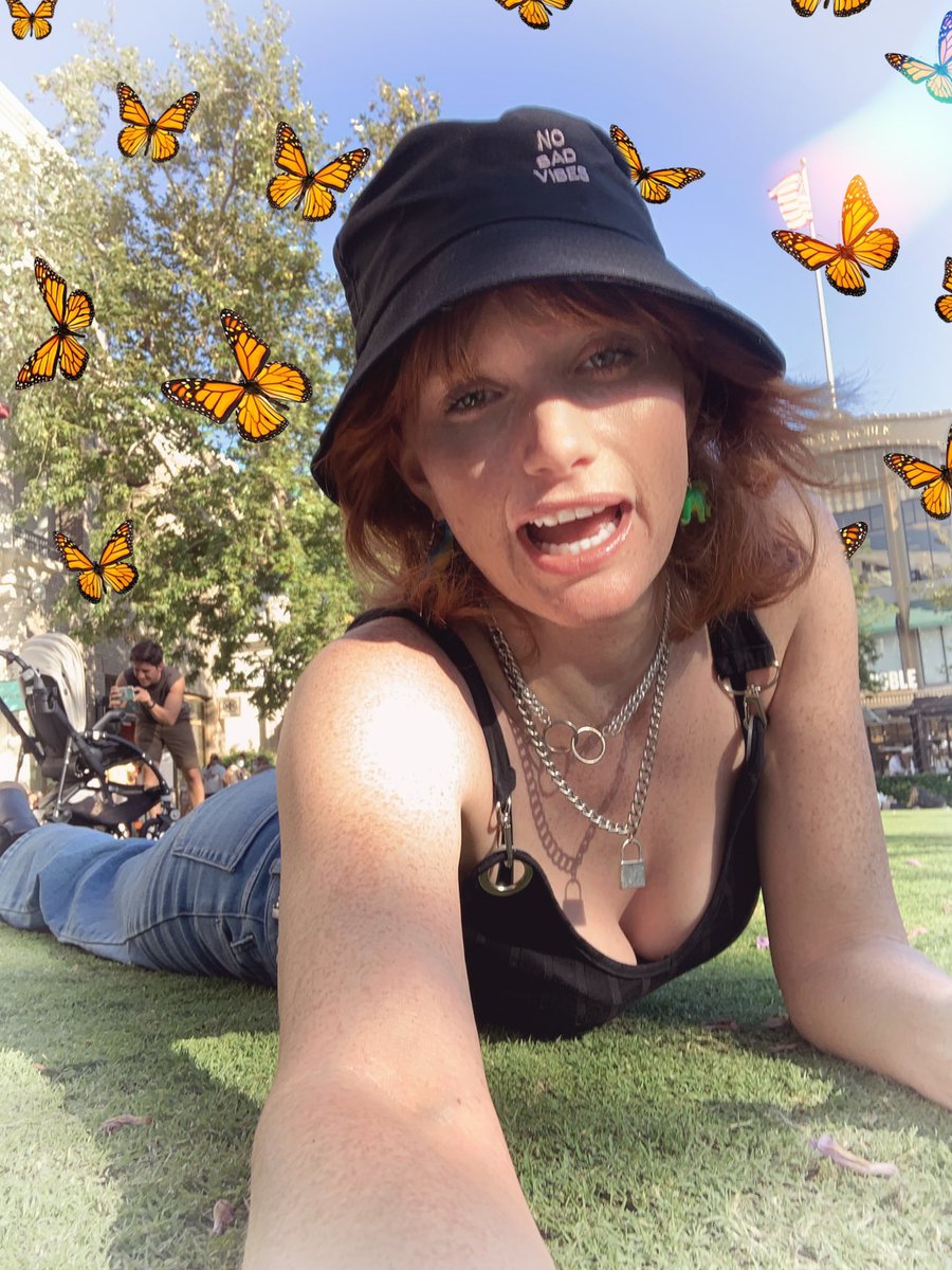 “Float like a butterfly, sting like a bee” -Muhammed Ali
....I honestly have no idea what happened in this second photo but today is NINE DAYS till my <a href="/iamphreckles/">Phreckle$</a> “Out The Cocoon” album/EP release 😆